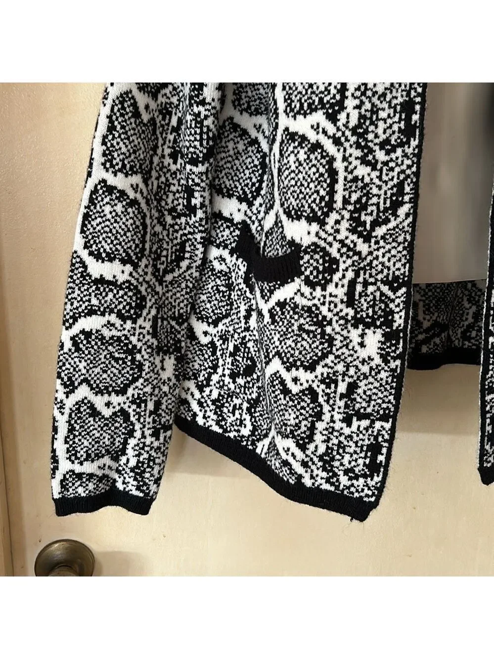 Sioni Blk/White Sweater w/Detachable Faux Fur Around Collar, Size L